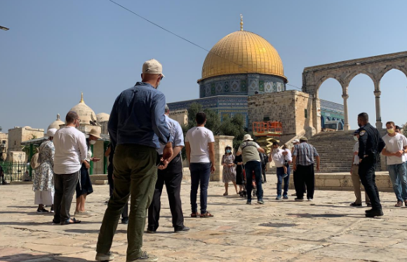 مستوطنون يقتحمون باحات الأقصى